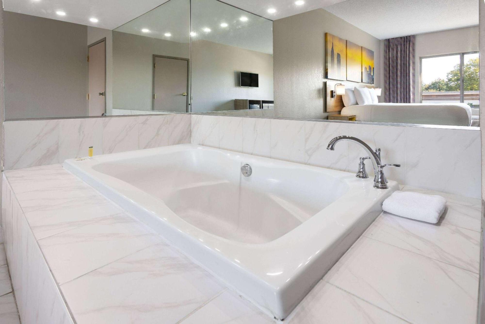 Days & By Wyndham 3* Albany