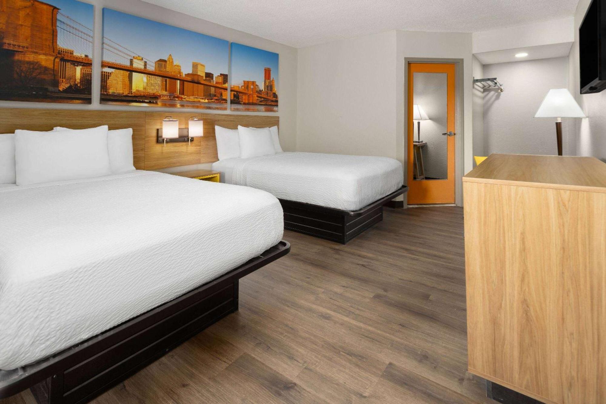 Days & By Wyndham Hotel Albany