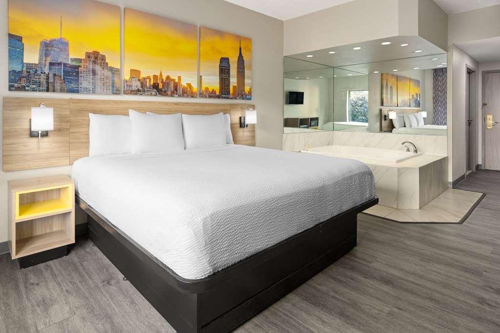 Days & By Wyndham Hotel Albany