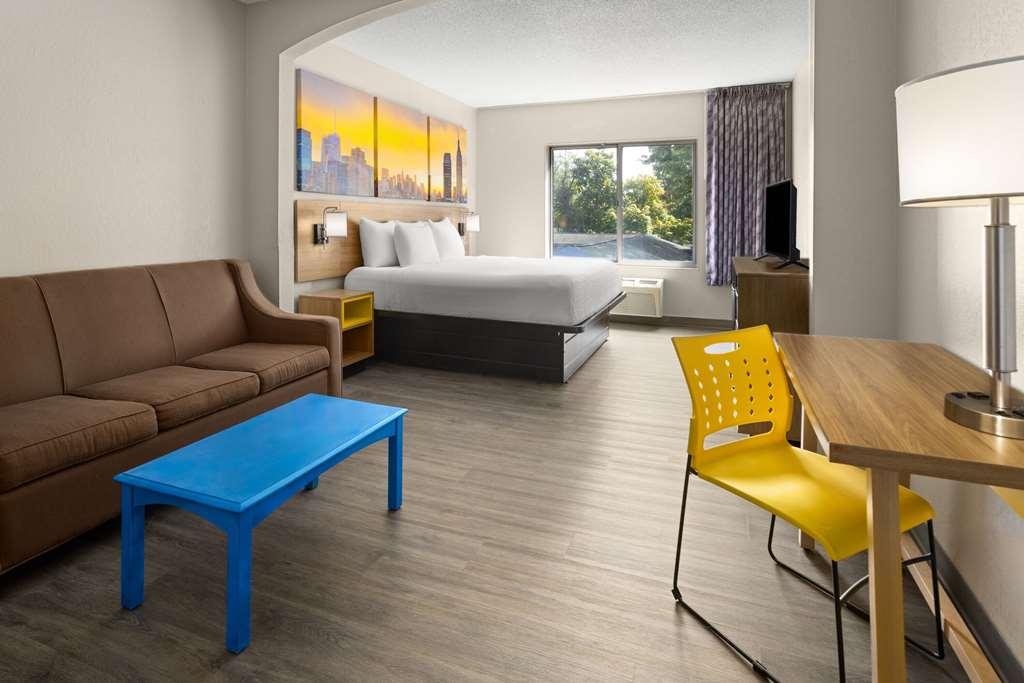 Days & By Wyndham Hotel