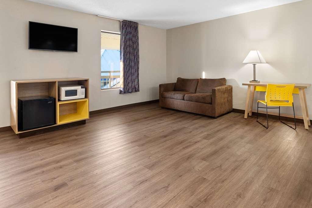 Days & By Wyndham Hotel Albany